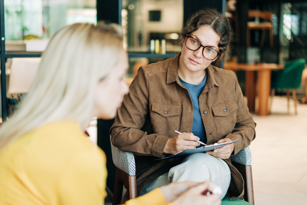 woman speaking with her therapist in IOP mental health program